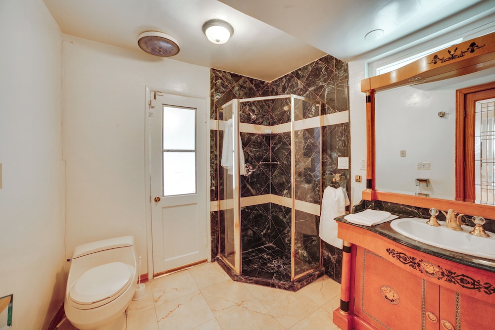 Private Pool & Patio: Luxe Encino Family Getaway