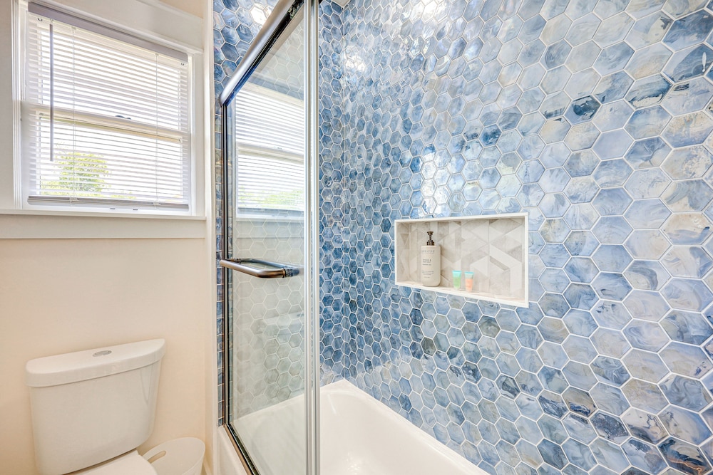 1 Mi to Dtwn: Family Home in San Antonio!