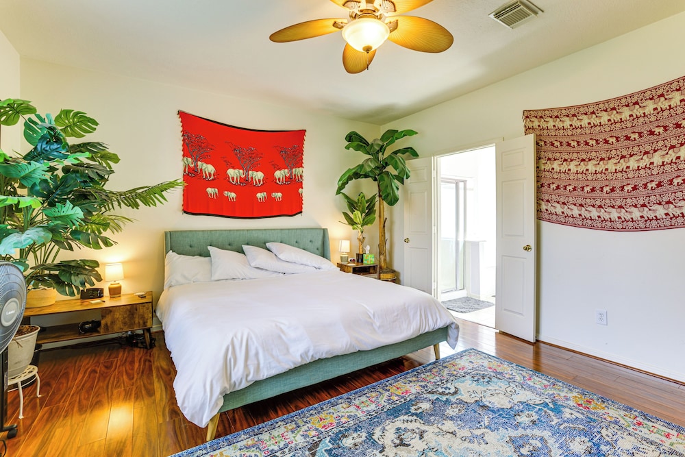 4 Mi to Old Town Spring: Family Retreat w/ Yard!