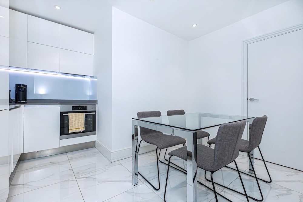 Modern Flat, Steps From Oxford Street!