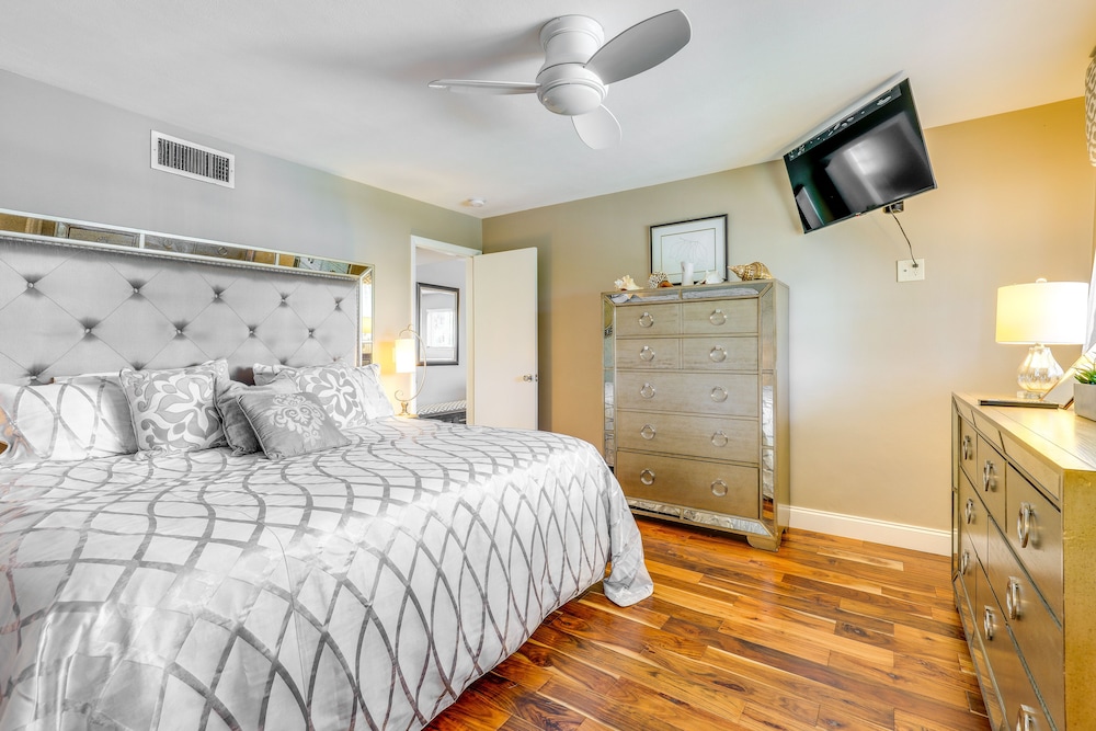 Cozy Singer Island Condo: Walk to Beach & Marina! view 4