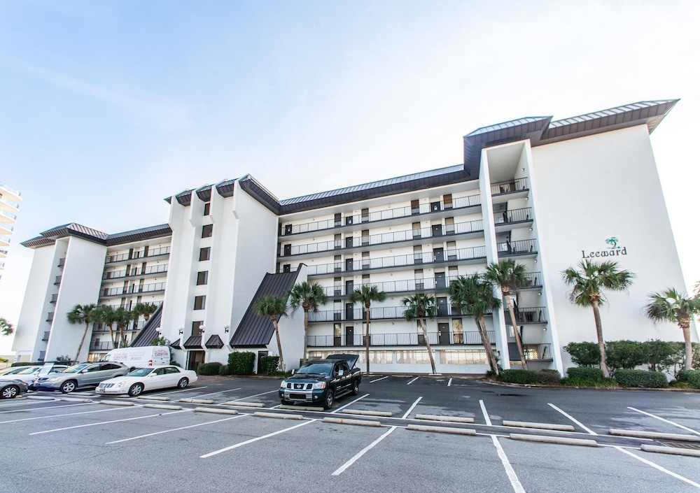 Leeward 403 at Edgewater