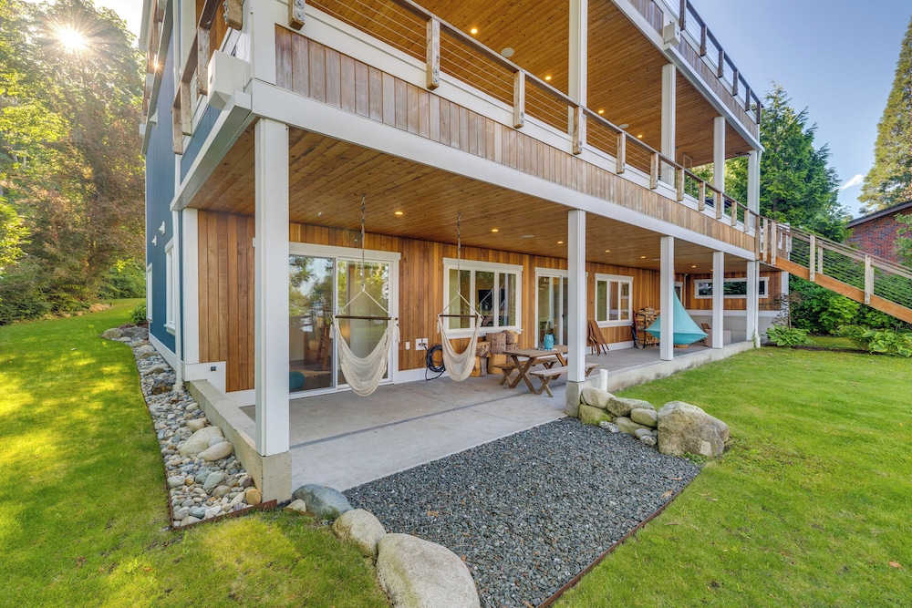 Stunning Semiahmoo Bay Views: Spacious PNW Home