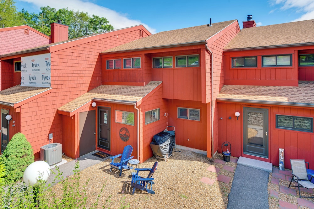 Waterfront Community: Lake Winnipesaukee Retreat!