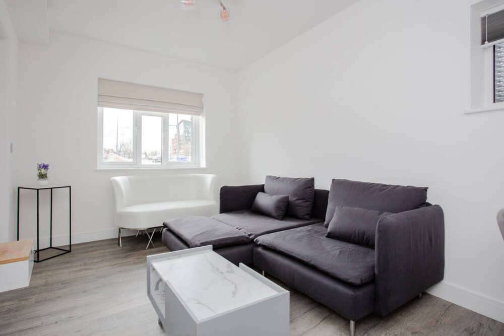 Designer 2 Bedroom Apartment in West London