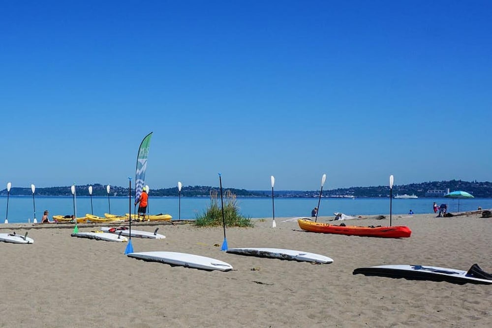 Alki Beach Escape Romantic Waterfront Getaway for 2 Extended Stay