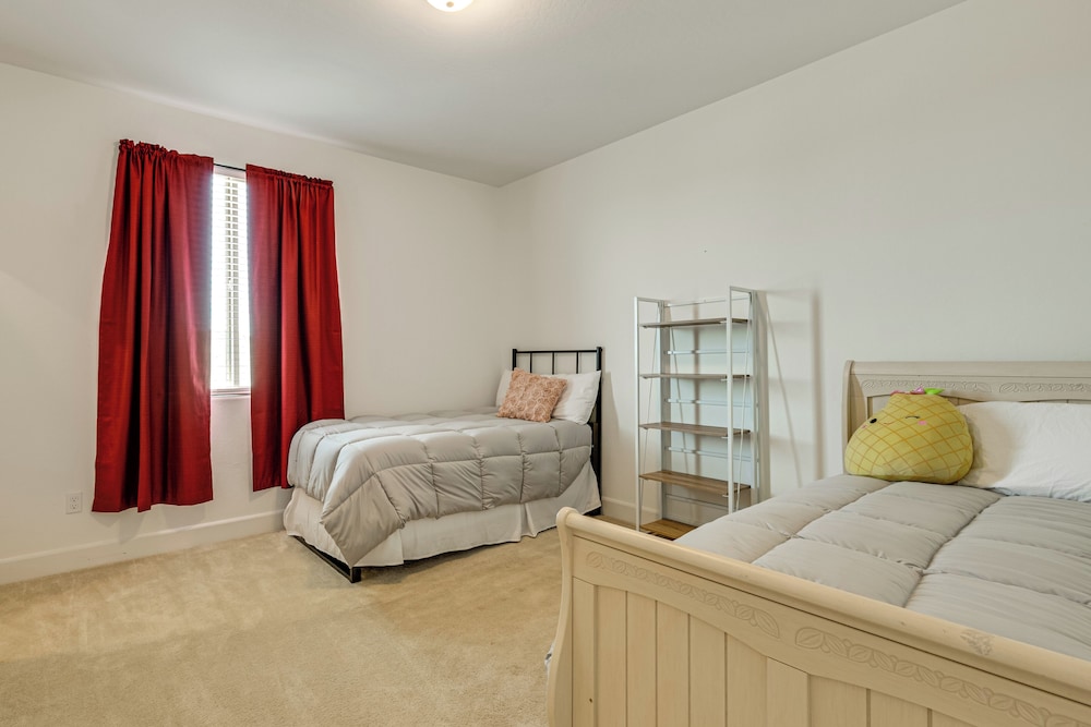 1 Mi to Golf! Spacious & Modern Home in Dinuba