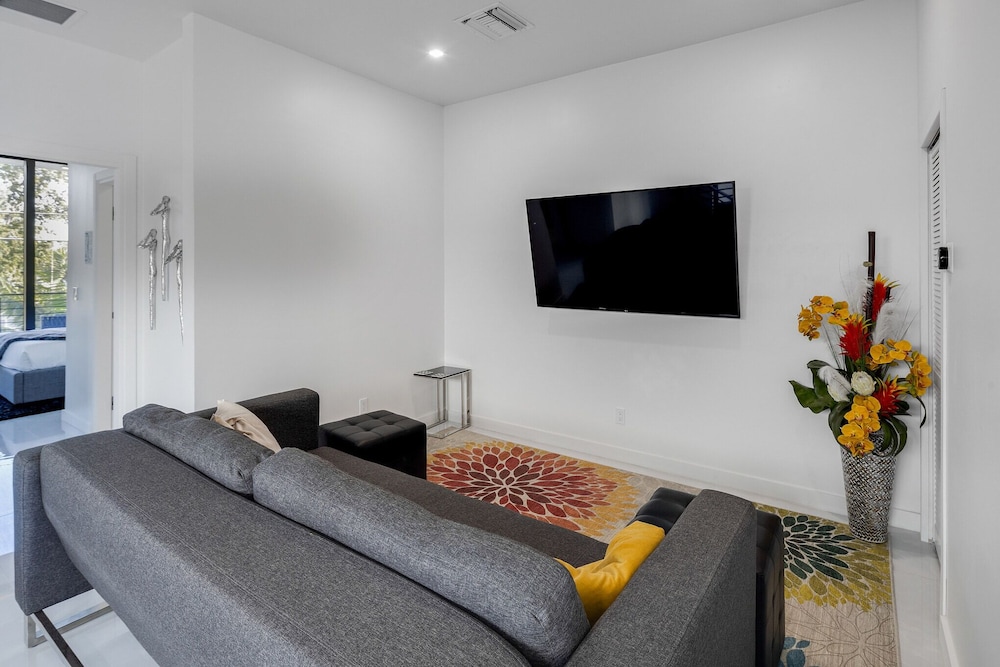 Coral Ridge Playtime - Gorgeous Private Pool Home Close To Everything! 3 Bedroom Townhouse by Redawning - Image 2
