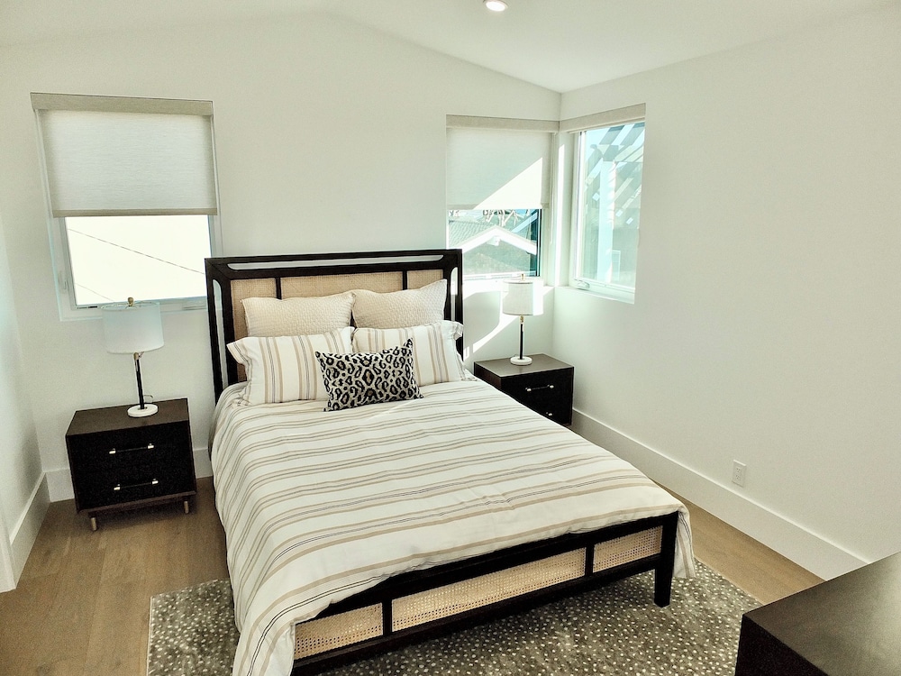 Beach Paradise Stunning 3-story in Long Beach!