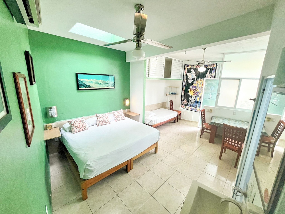 ITH Sayulita Amazing Surf Hostel