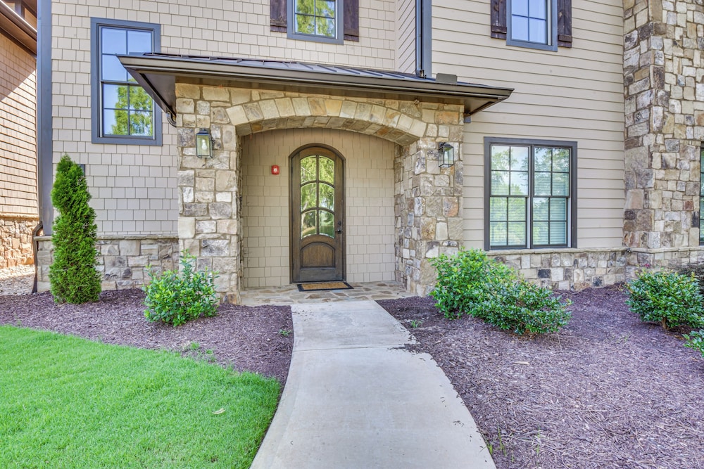 Community Perks: Mountain-view Condo in Toccoa!