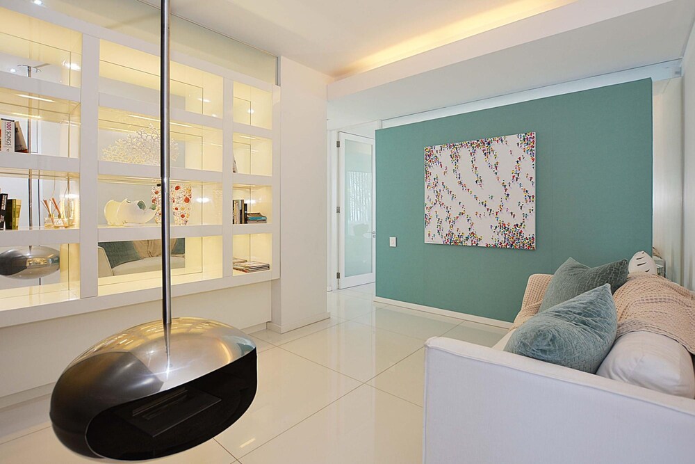 Villa Bleu Blanc in Camps Bay With Pool and Views