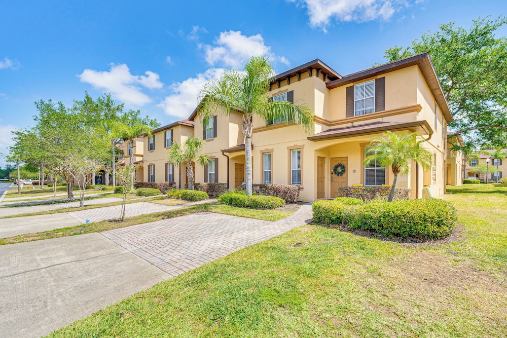 9 Mi to Wdw: Townhouse w/ Balcony in Davenport!