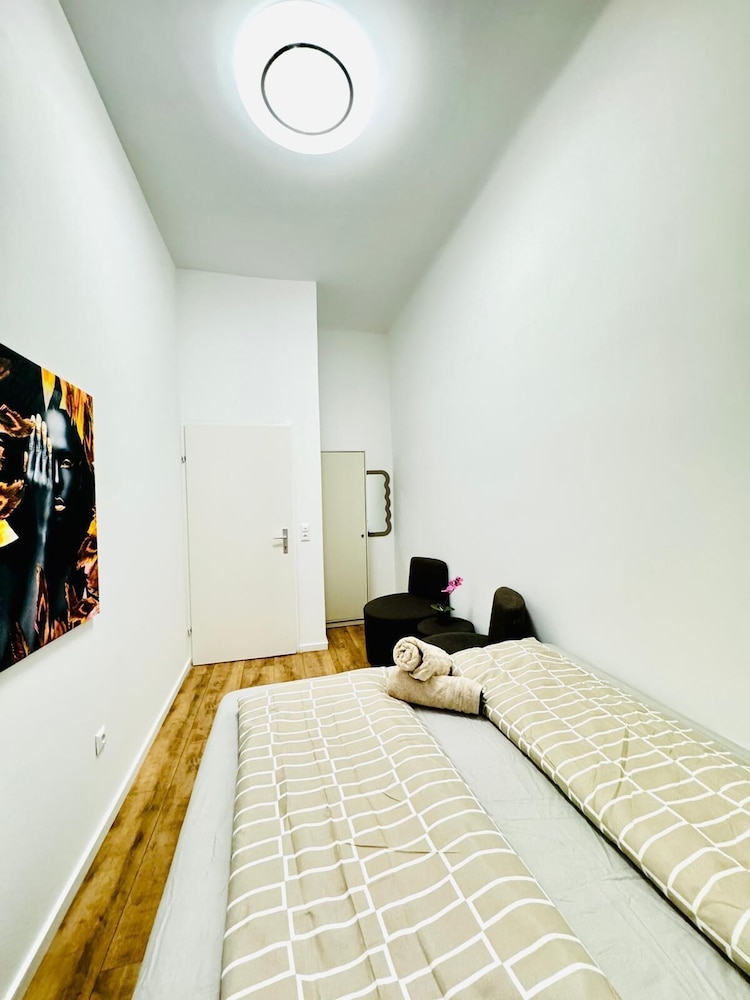 Family 9BR Apartment Near Augarten
