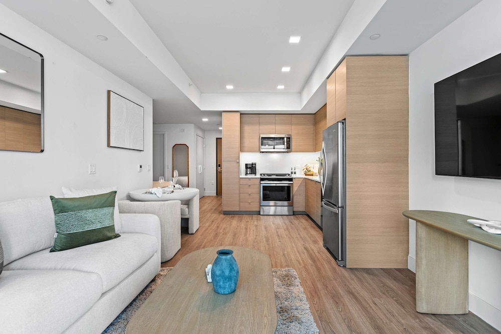 NEW Downtown Luxe King Suite Sauna Pool Access