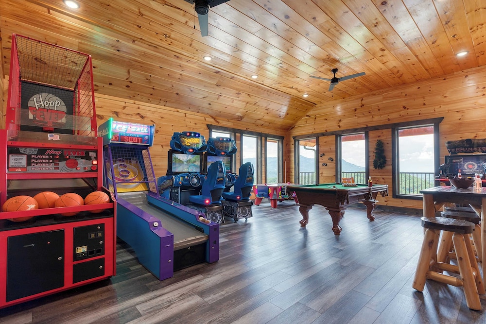 All Fun & Games by Avantstay Indoor Pool, Game Room, Theater, Mountain Views Near Pigeon Forge & Dollywood