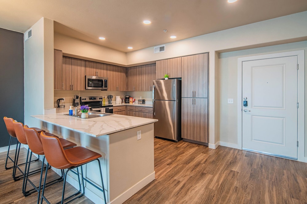 ROVE LIVING/KL - V on Broadway