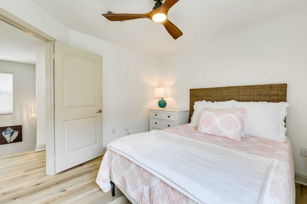 Salty Rose Inn by Avantstay Inlet Beach Home w/ Porch, Firepit & Pool Access