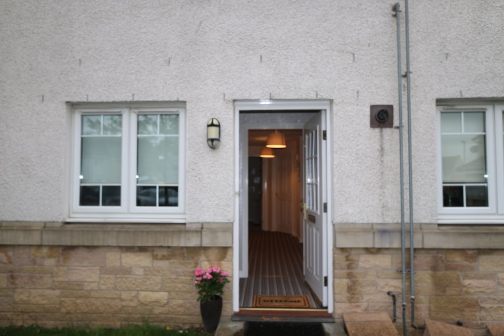Dunfermline Vacations - Duloch Apartments KW - Property Image 3