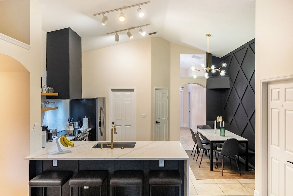 Cozy Queen BR + Pool Access Near Disney