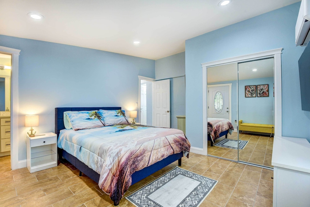 Sarasota Home w/ Screened Porch, Walk To Zoo! view 5