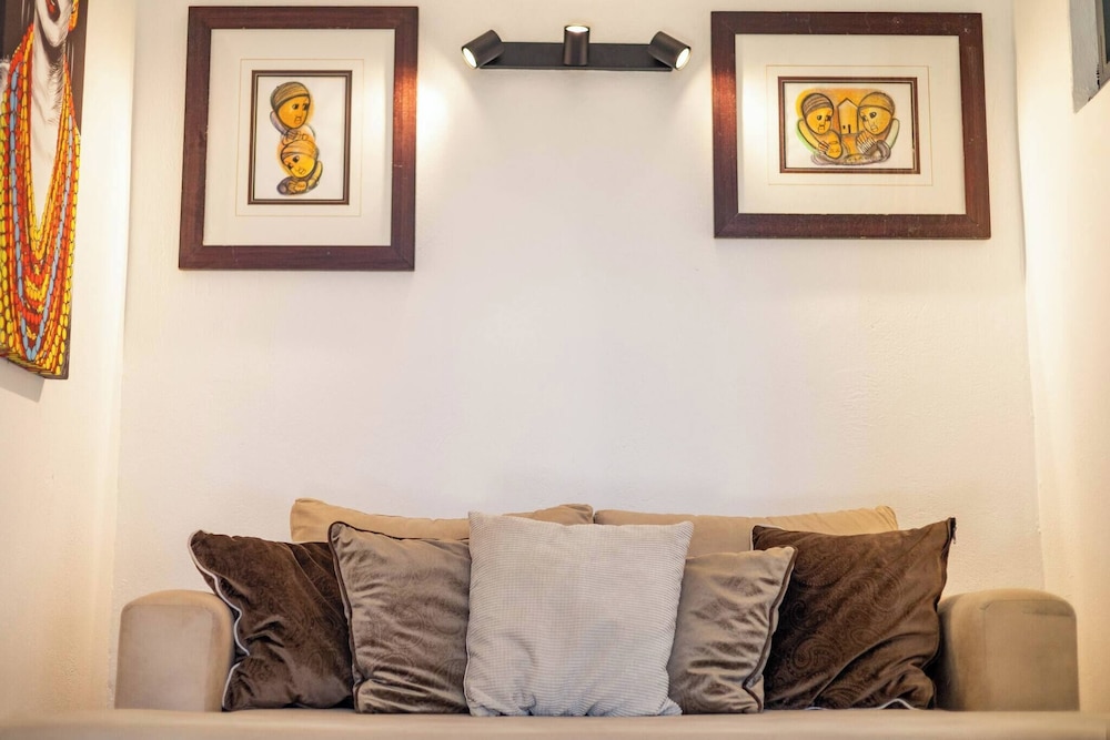 Charming Garden Cottage, Campsbay, Cape Town