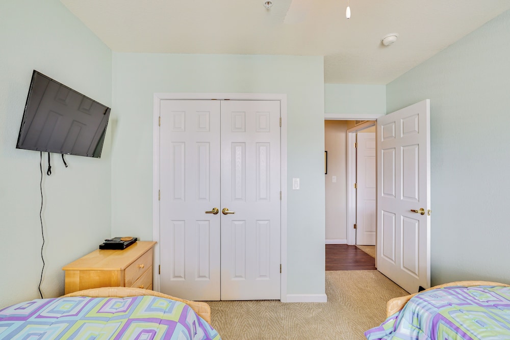 5th-floor Lakefront Condo: Elevator + Pool Access!