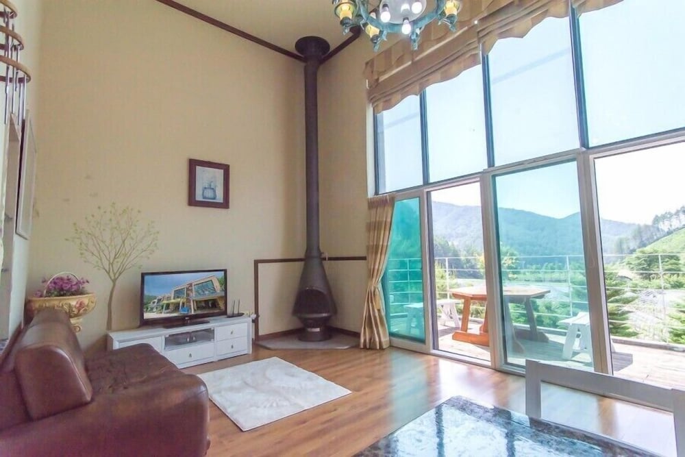 Sunny Junny Pension