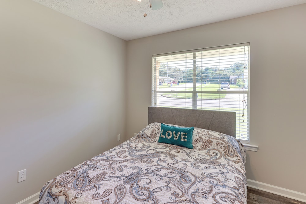Centrally Located Prattville Home: 2 Mi to Dwtn
