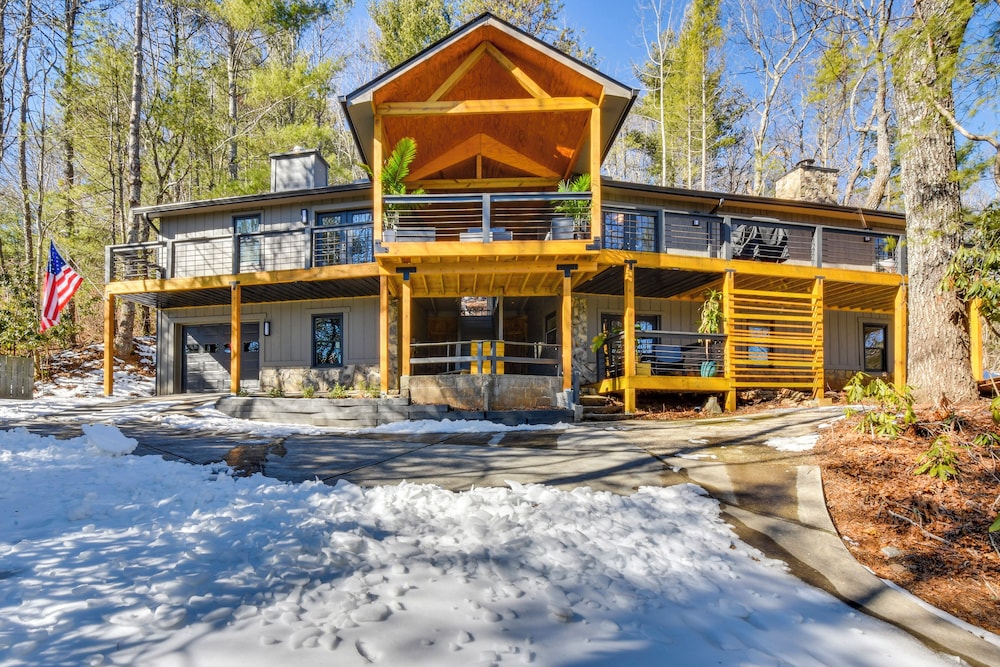 Mountain-view Gem w/ Community Perks in Dillard!