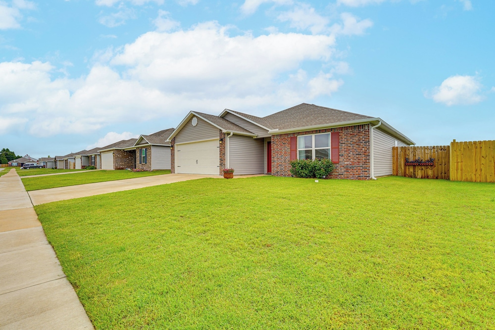 2 Mi to Dtwn: Siloam Springs Home w/ Fire Pit