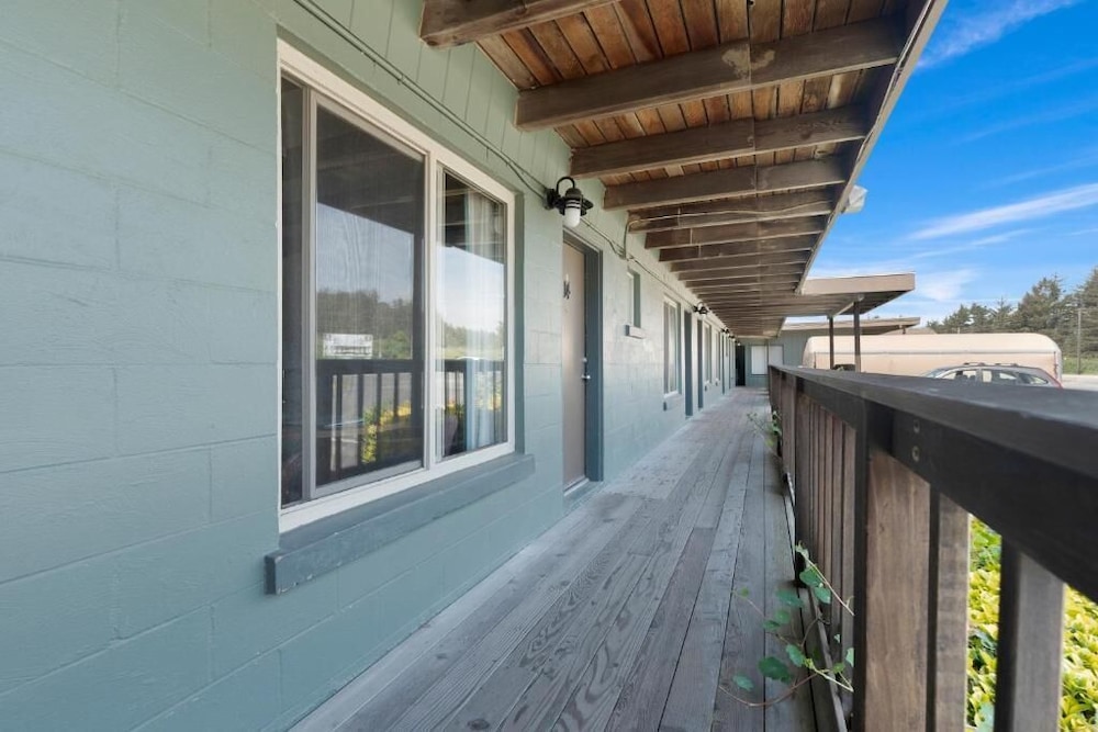 Crescent Beach Motel