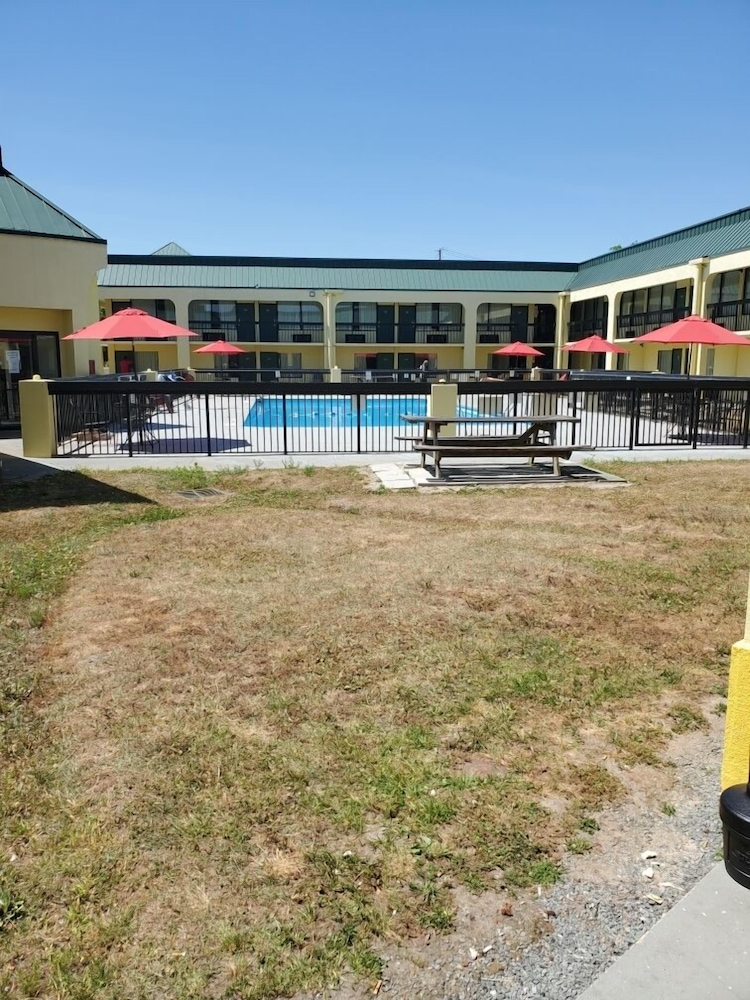 Red Carpet Inn & Suites