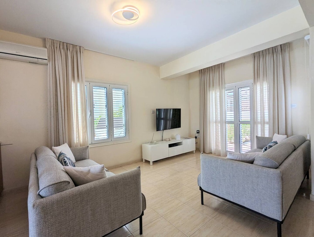 Blue Estia Villa - Pool Wifi Summer Breeze