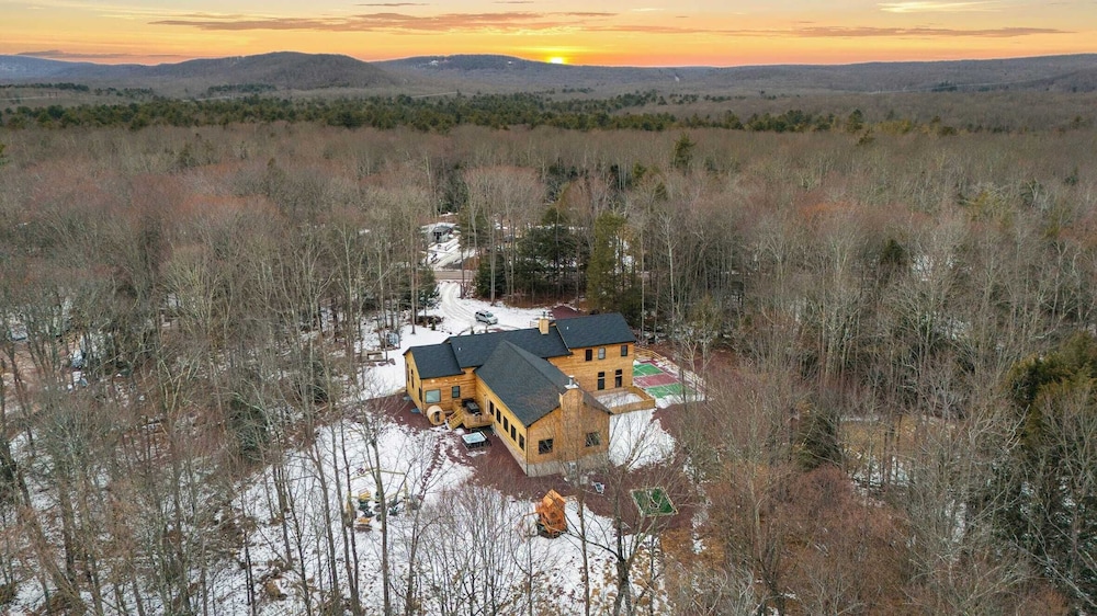 Grand Timber by Avantstay Indoor Pool, Sports Court, Game Room, & More!