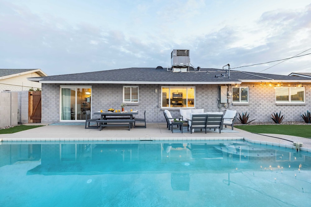 Indianola Oasis Private Pool, Outdoor Living & Old Town Access