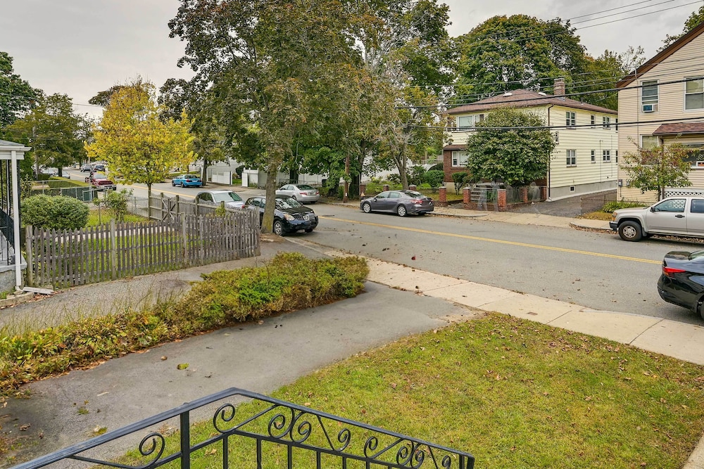 Boston Duplex w/ Foosball Table: 11 Mi to Downtown