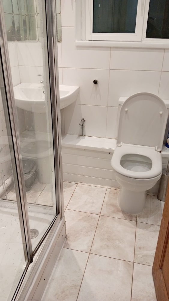 Luton Excellent 1 bed Apartment With Living Room