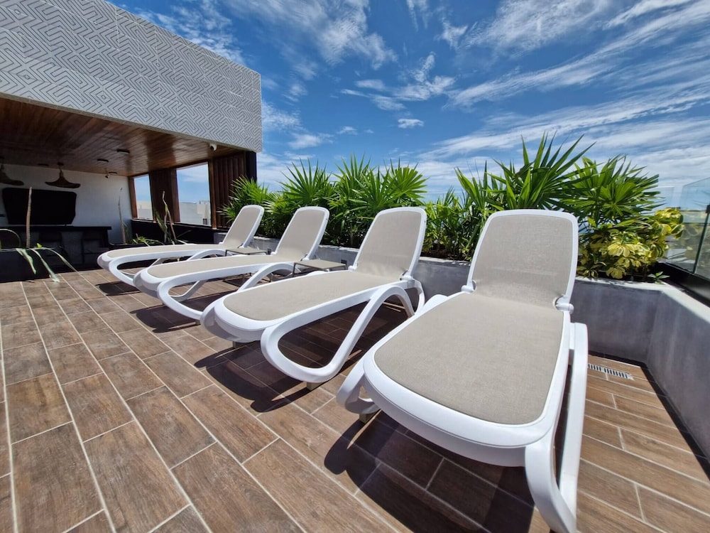 Super Cute Flat on 5th Ave in PdC Steps From Beach