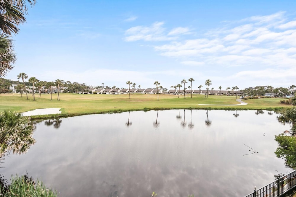 Spacious and Stylish 4-bed, 4.5-bath Home With Stunning Golf Views