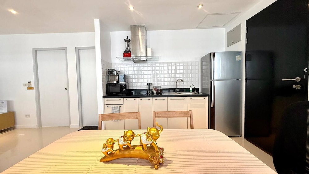 B11 Sunset Plaza Partial Seaview 1 Bedroom 1 Bathroom With Large Jaguzzi