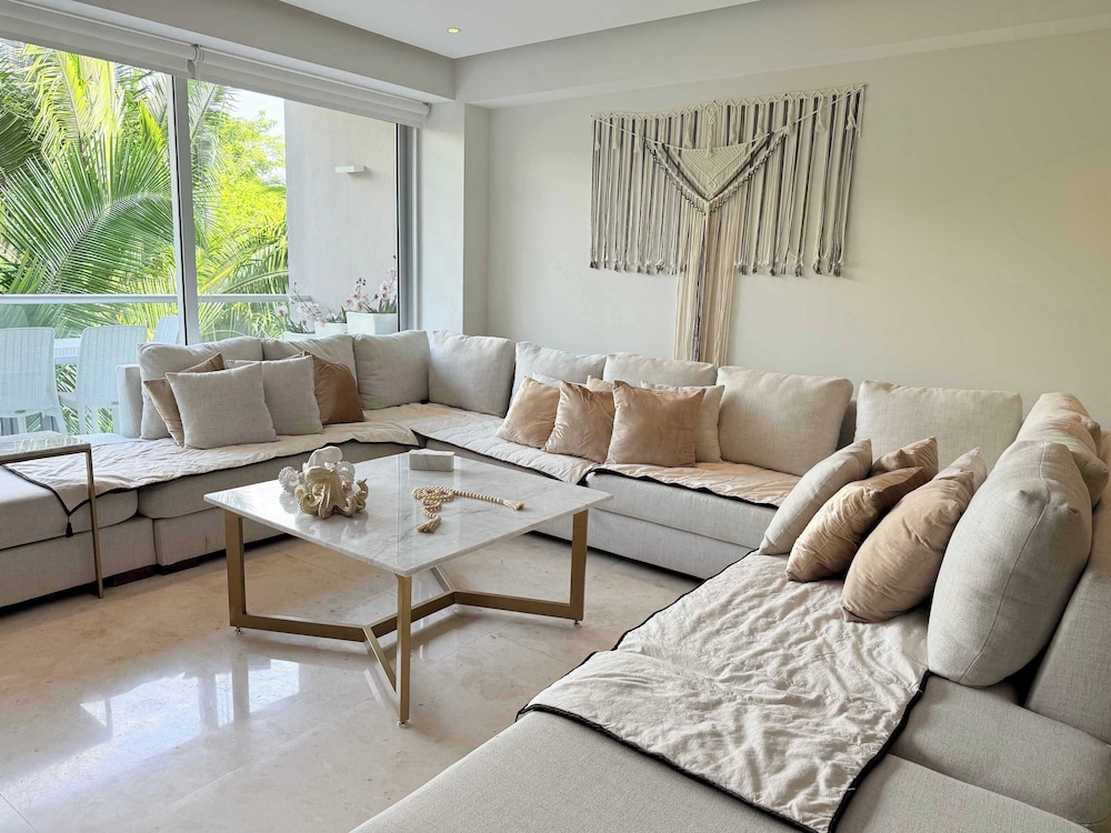 Bolongo 1BR Your Exclusive Oceanfront Escape