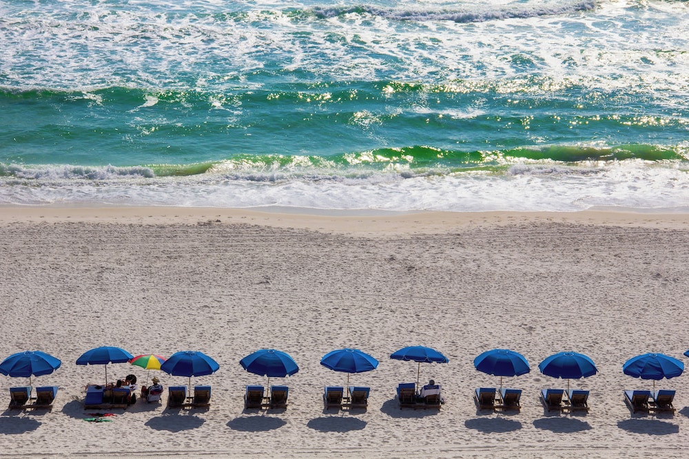 Coastal Hideaway: Cozy Beachfront Studio Sleeps 4 With Stunning Views!
