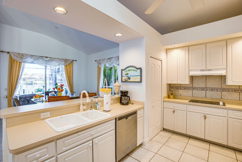Tarpon Point Retreat w/ Dock: 1 Mi to Marina!
