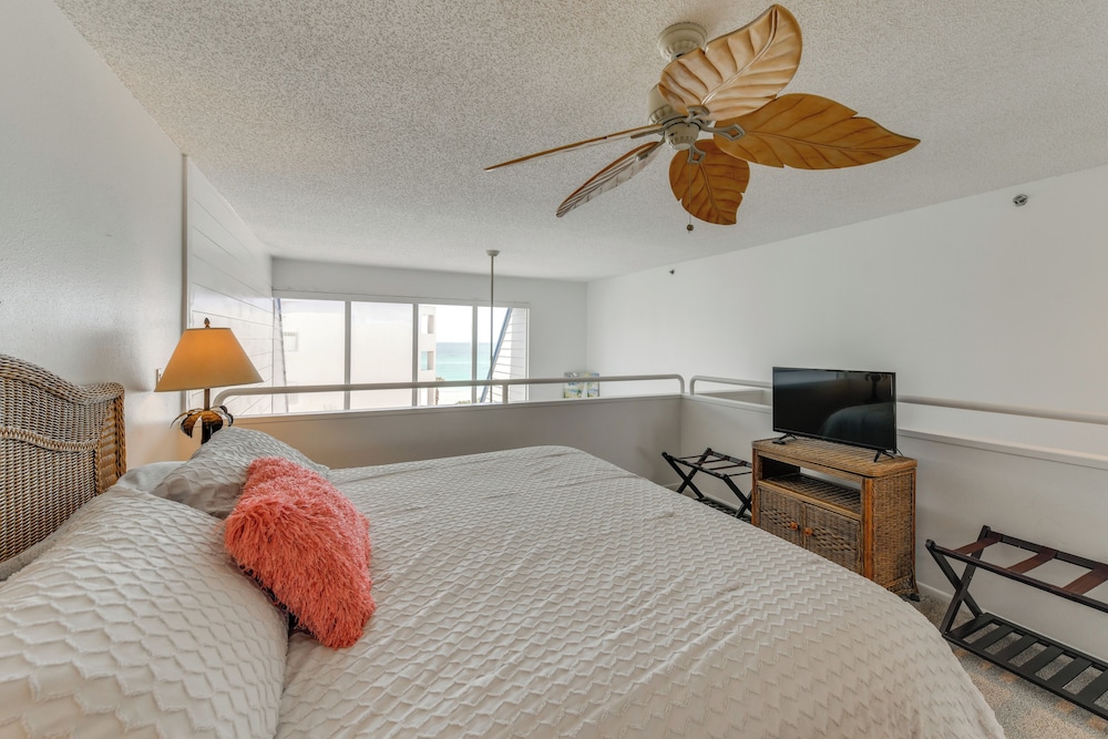 Beachfront Condo w/ Balcony on Manasota Key