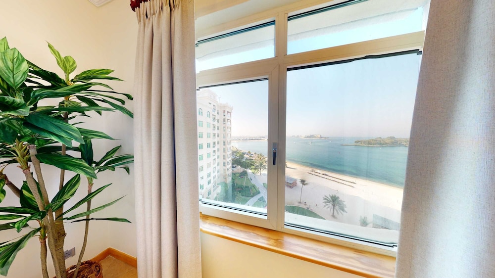 Al Dabas Beach Views 3BD Sleeps 6 Beachfront Beach Pool Access