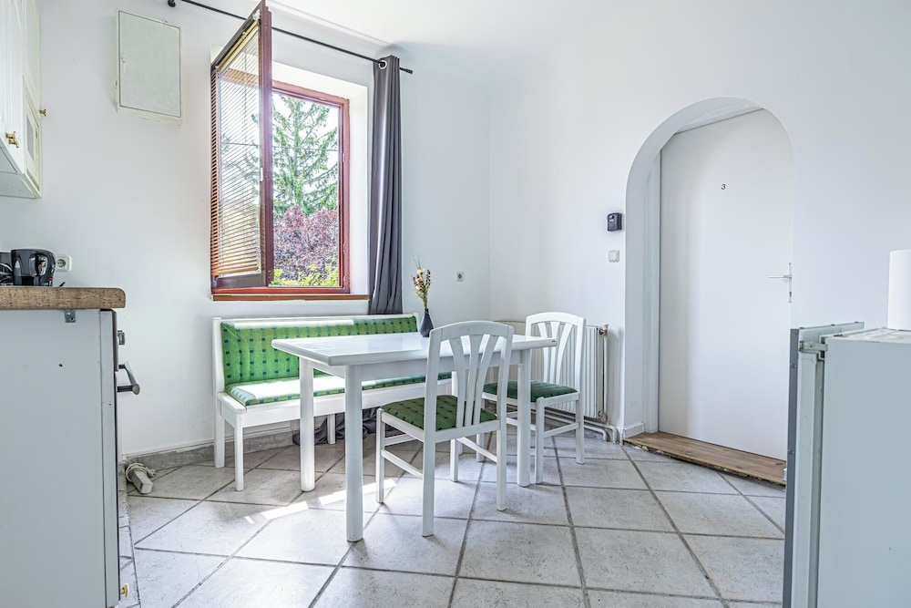 Cozy 3BR Apt with Garden Sleeps 10