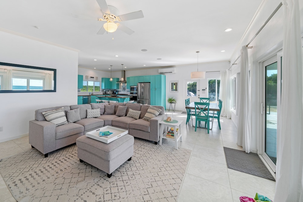 Seaside Escape: Luxurious Coastal Retreat