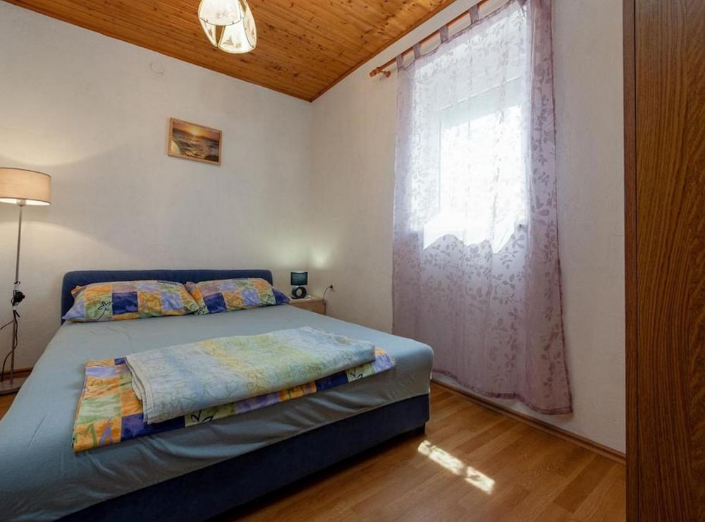 Beachfront Holiday Home With Hot Tub, Terrace, and Sea Views in Vinišće