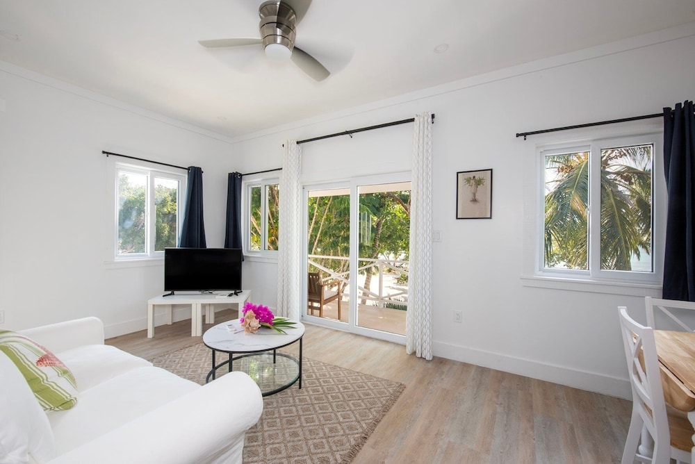 Laughing Bird Studio #7 - Brand New Stylish Apartment, Pool, Bea 1 Bedroom Condo, photo 60